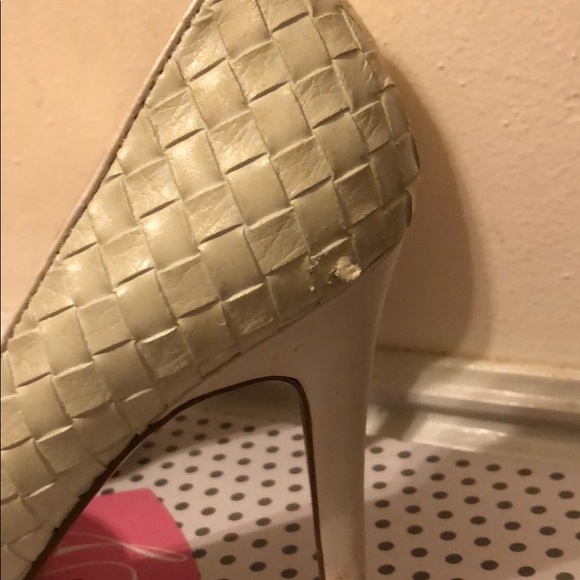 Cream/Off-White Pointy Toe Heels. Size 8 - Picture 4 of 4